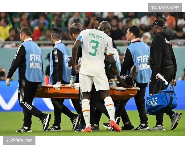 朗斯队长丹索无对抗情况下倒地，被担架抬离球场